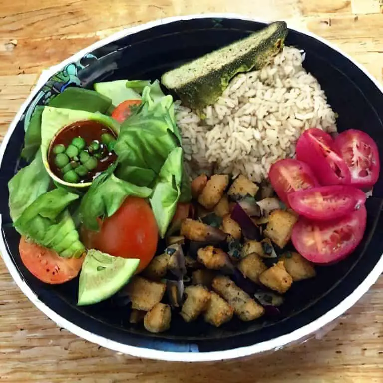 Att äta en vegansk lunch är ett bra sätt att fylla på med energi under dagens gång.