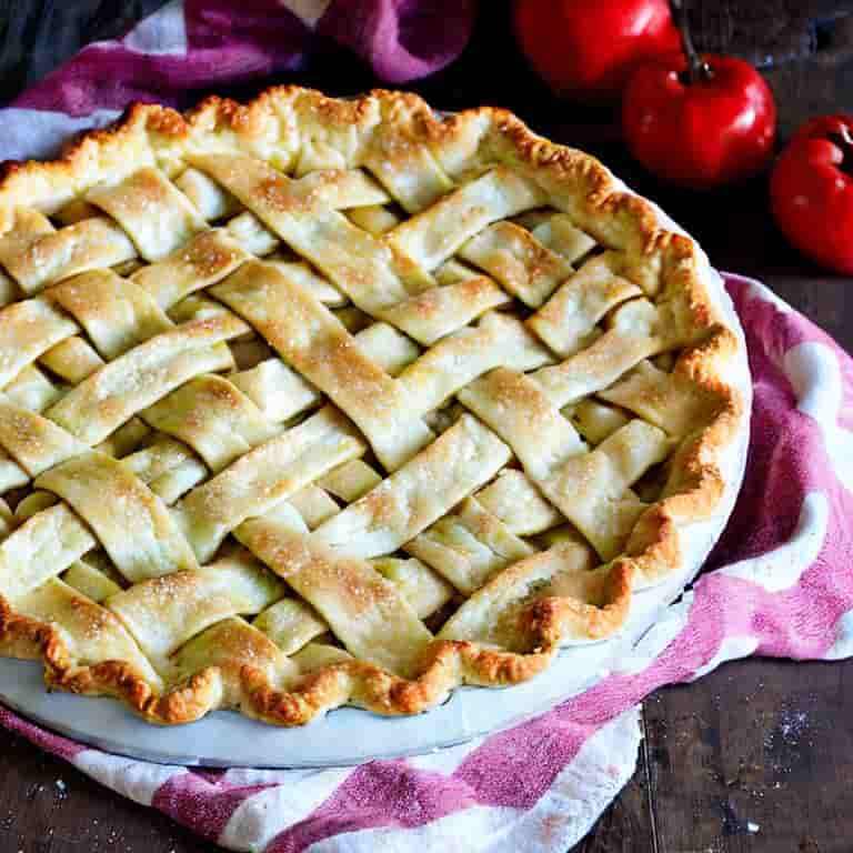 Vegansk paj är både enkelt och gott. Oavsett om du vill ha en matig paj till middag eller en söt paj till dessert finns det många alternativ utan ägg och mjölk. Med spröd pajdeg och smakrika fyllningar blir varje tugga en njutning. Här hittar du recept på krämiga, frasiga och helt växtbaserade pajer.
