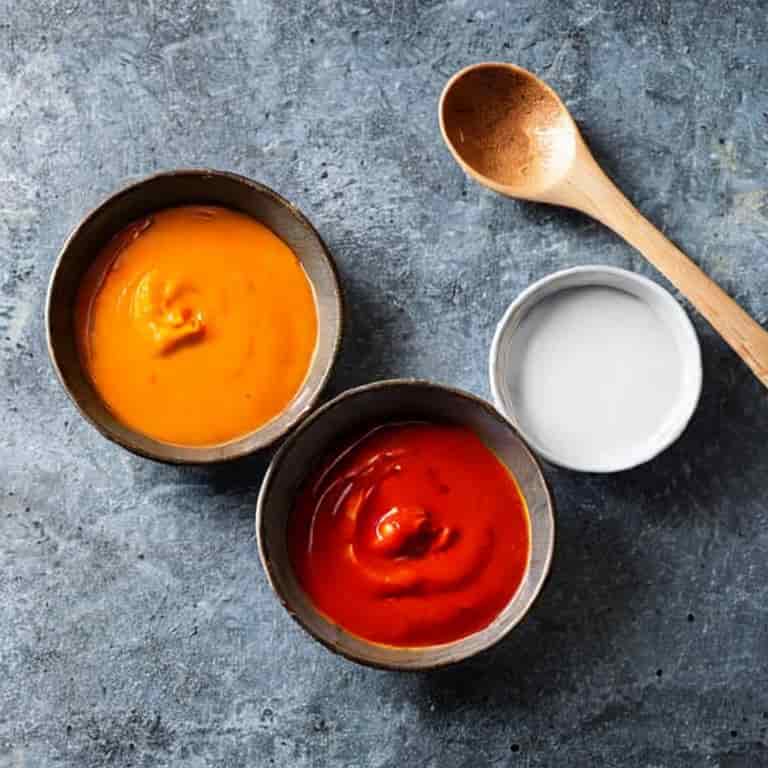 Veganska såser utgör grunden för en smakrik och varierad växtbaserad matlagning. Här samsas krämiga emulsioner med syrliga dressingar och rika, umamirika röror – varje recept noggrant utformat för att lyfta råvarorna snarare än dölja dem. En konstform i flytande form.
