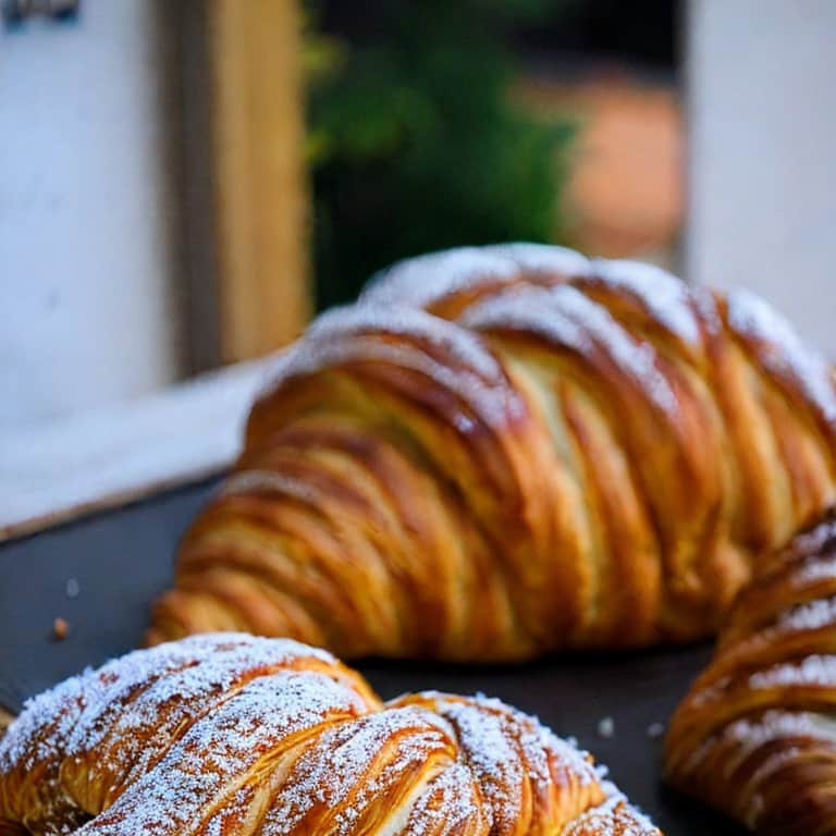 En färgstark samling av veganska bakverk, inklusive saftiga bakelser och fluffiga bullar, bakade med omsorg och hållbara ingredienser. Inspirerande motiv för vegansk bakning som förenar smak, kreativitet och omtanke för miljön.